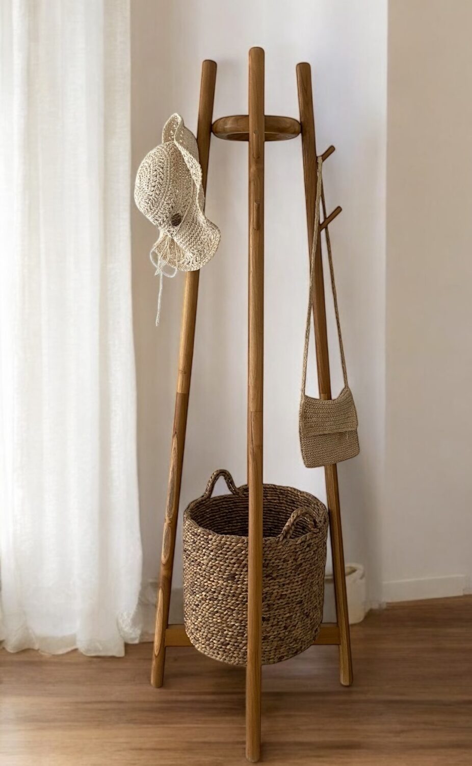 Colgador de Pie con Canasto de Madera Teca Elegante