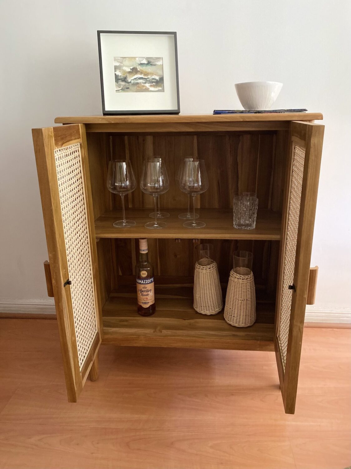 Buffet de Apoyo Igor con puertas de ratán, estilo moderno