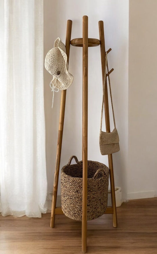 Colgador de Pie con Canasto de Madera Teca Elegante