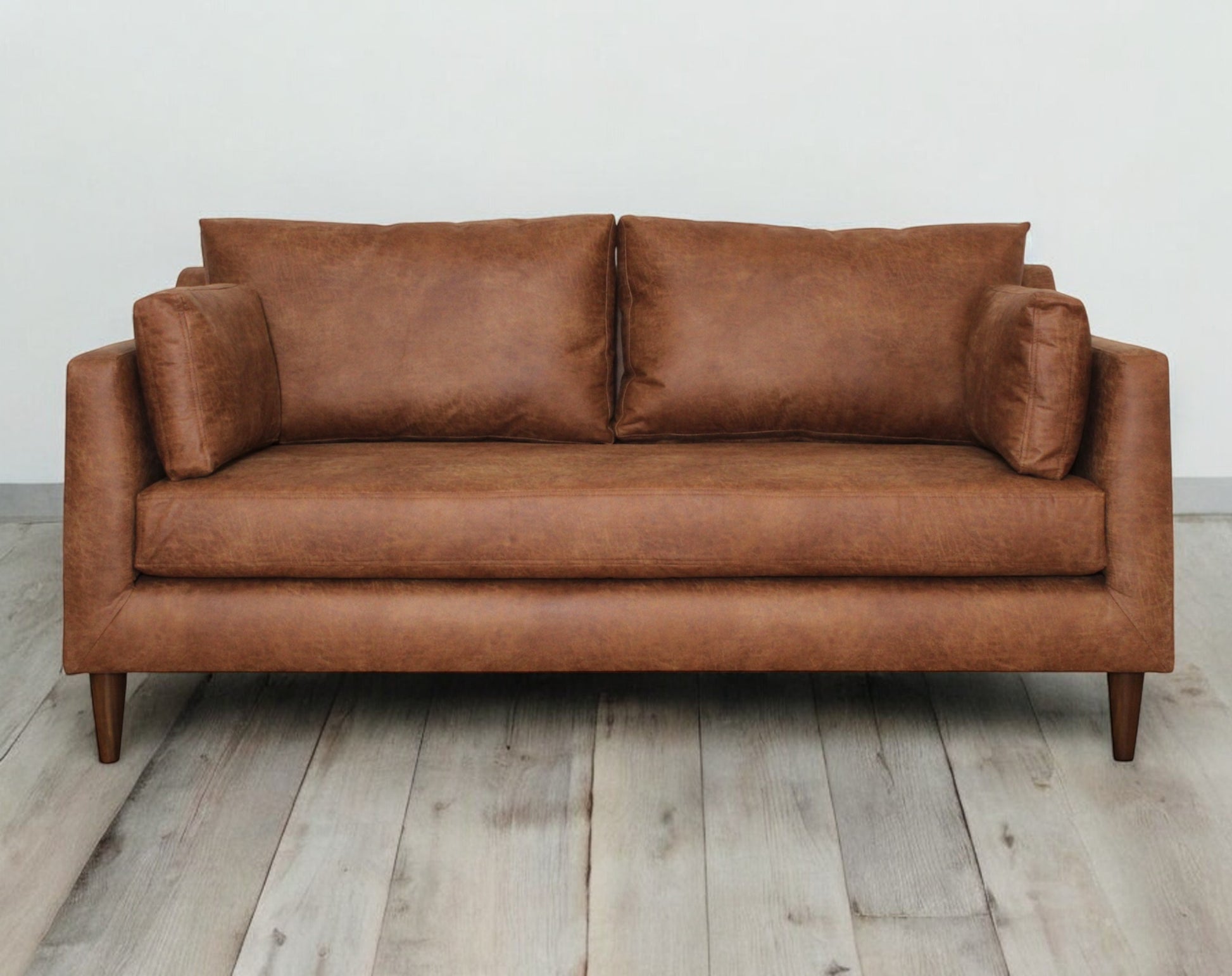 https://www.livingstore.cl/wp-content/uploads/2023/12/sofa-napoles-cuero-bonded-70-whisky-frente-amb.jpg