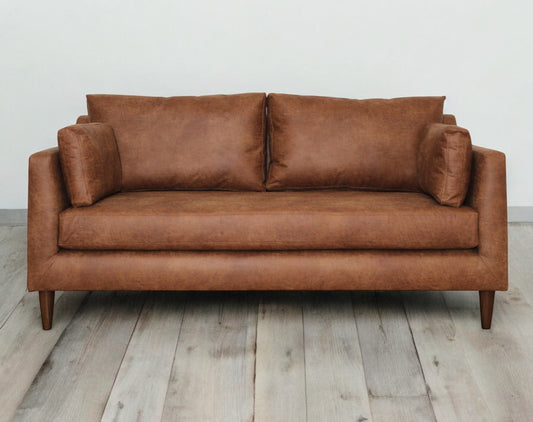 https://www.livingstore.cl/wp-content/uploads/2023/12/sofa-napoles-cuero-bonded-70-whisky-frente-amb.jpg